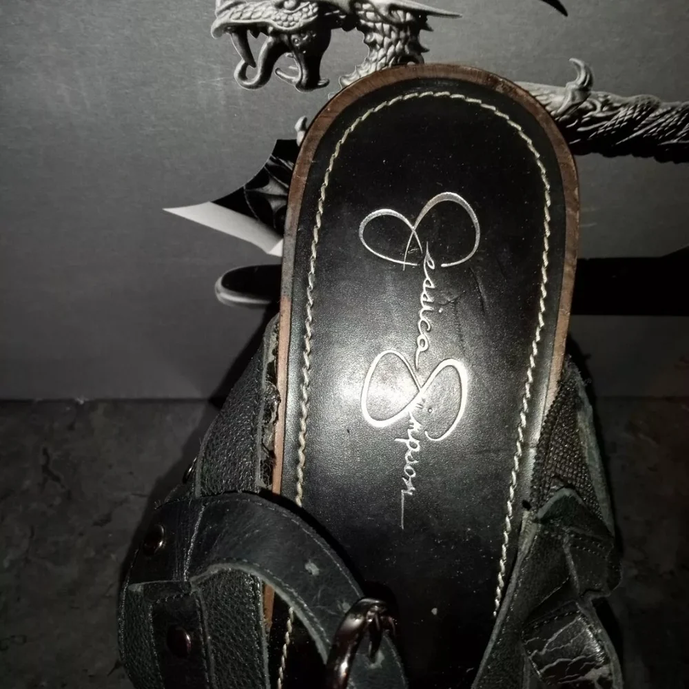 Jessica Simpson SZ 10 Black High Heels w/ Buckles and Wooden Base Pre-Owned - Picture 2 of 13